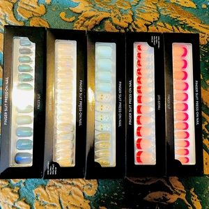 Press on nails from Finger Suit.